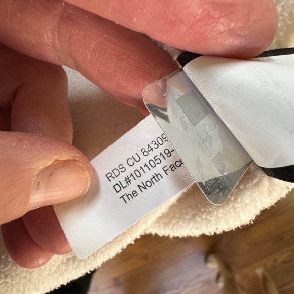 LIGHT GREY NORTH FACE 550 YOUTH  puffer COAT - Picture 11 of 13